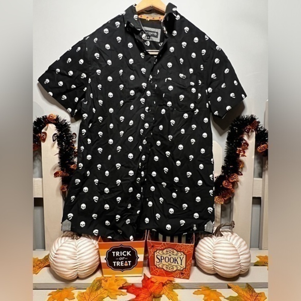 Men’s Free Planet Skull All-Over Print Halloween Button Up Shirt Size Medium